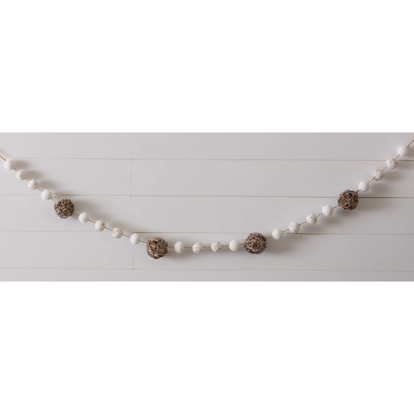 Natural-style Garland Of Snowballs And Twig Balls 63"