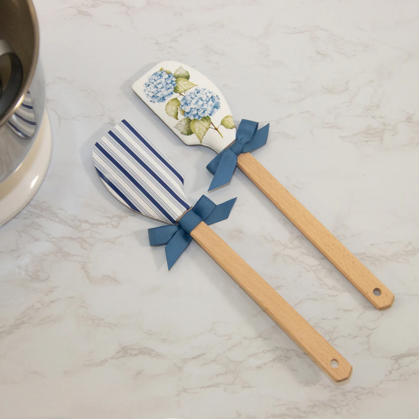 Set of 2 Blue Hydrangea And Striped Spatulas