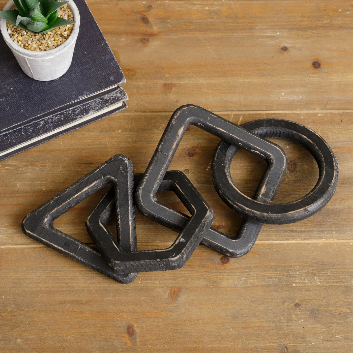 Black Distressed Geometric Wooden Chain Link