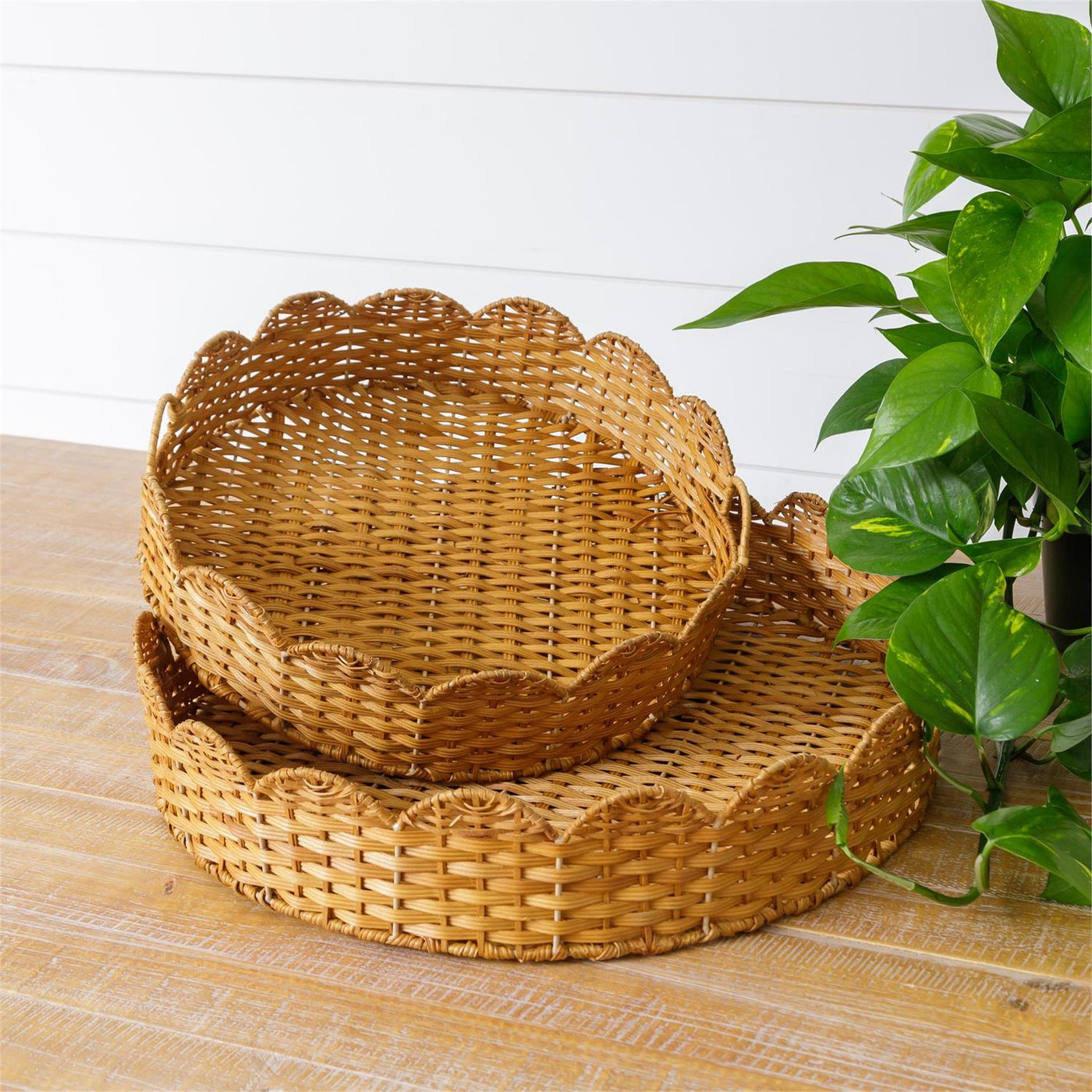 Set of 2 Round Chipwood Trays with Scalloped Edges