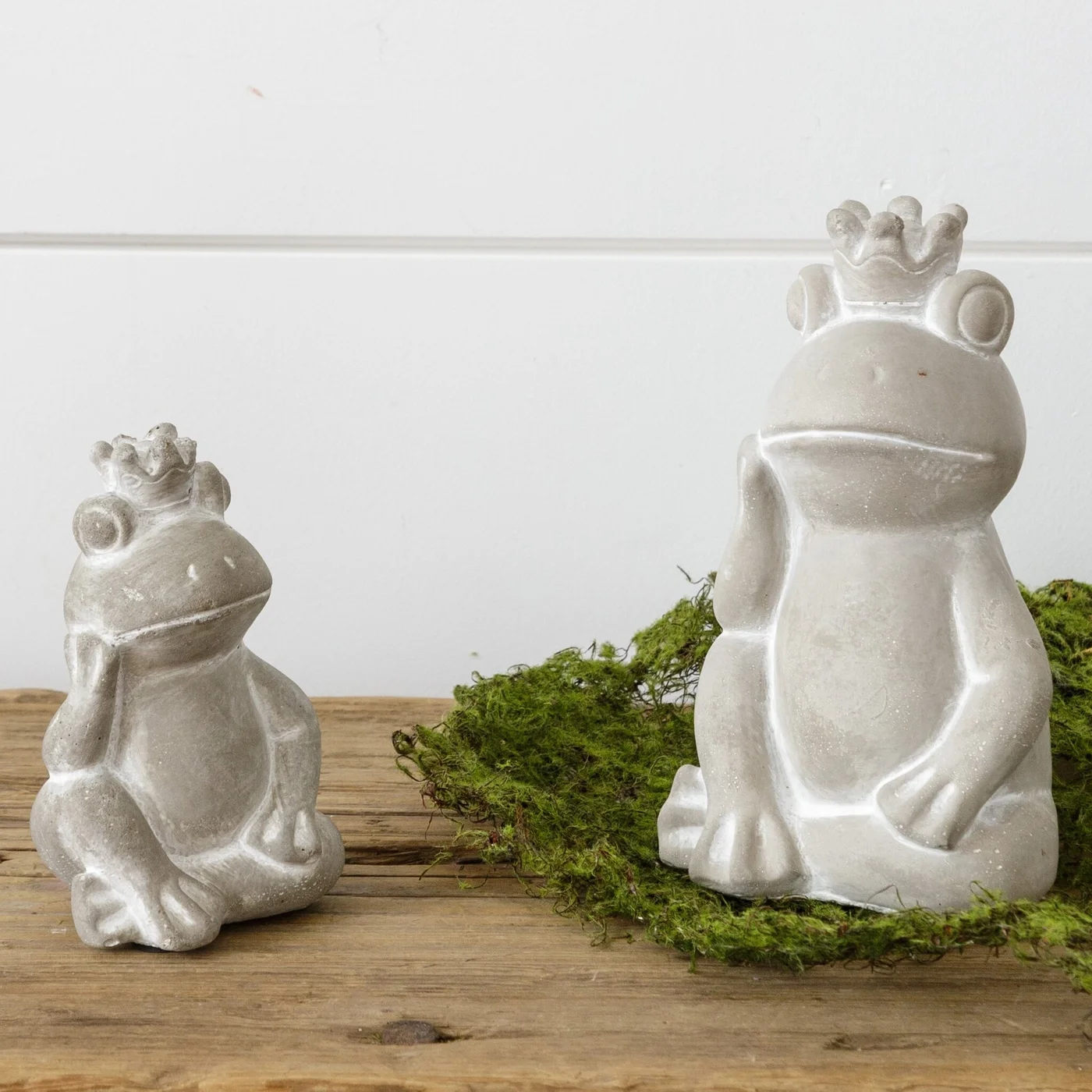 Set of 2 Cement Frogs With Crown Figures